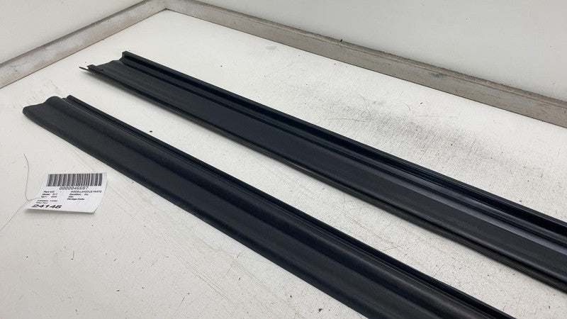 PT00002356 ⭕ 22-24 R1T Left & Right Skirt Rocker Panel Molding Seal PT00002356 / PT00002361