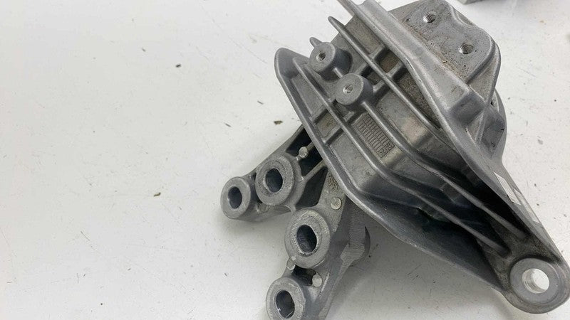 ⭕ 23-25 Chrysler Pacifica Engine Right Frame Mount Support Bracket RH 