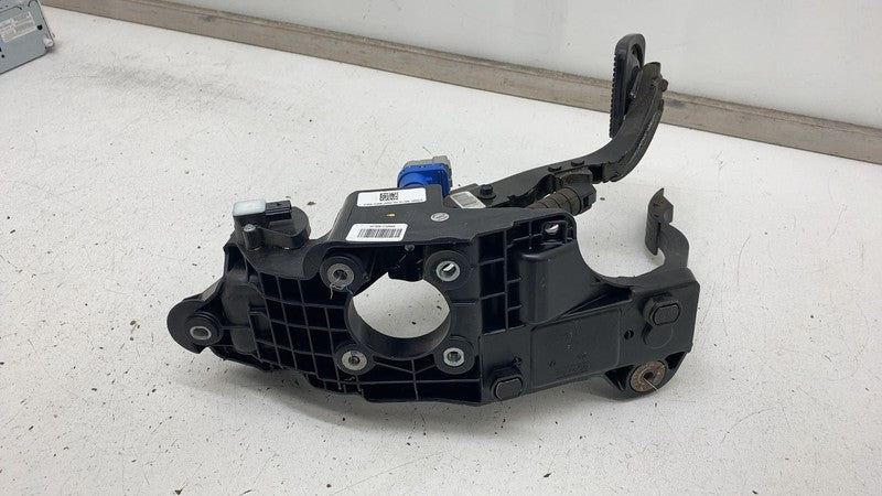 H1729 172946 2013 2014 2015 2016 2017 2018 Ford C-Max Hybrid Brake and Gas Pedal Pad Assembly