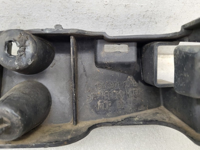 104669100B ⭕ 2016-2023 Tesla Model X Rocker Carrier Panel Trim Bracket Right 1046691-00-B