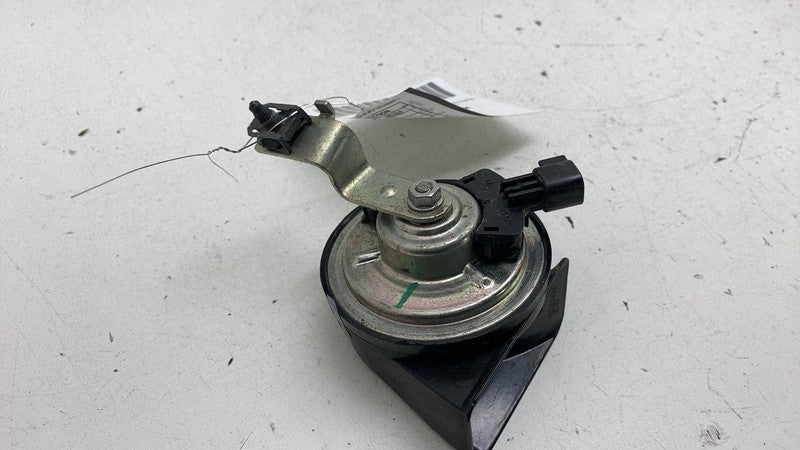 E3007042 2017-2020 Maserati Levante FIAMM Low Pitch Tone Horn Signal w/ Bracket Assembly