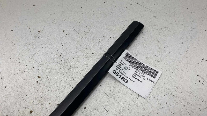 ⭕ 20-24 Model Y Front Passenger Door Window Outer Belt Seal Right 1495