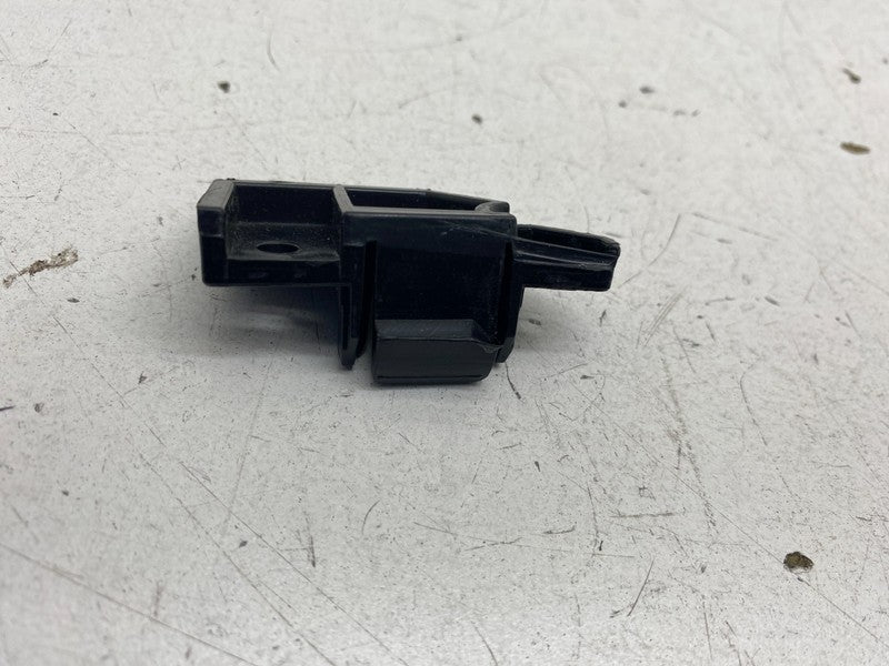 1734300 00 H ⭕ 24-26 Tesla Model 3 Front Center Bumper to Fender Bracket Right 1734300-00-H