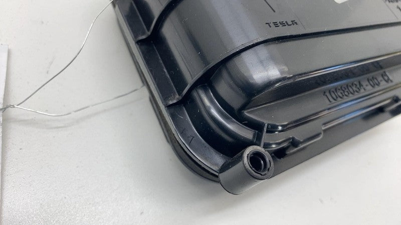 106803400C 2016-2020 Tesla Model X Rear Quarter External Air Shroud Vent Grille Extractor