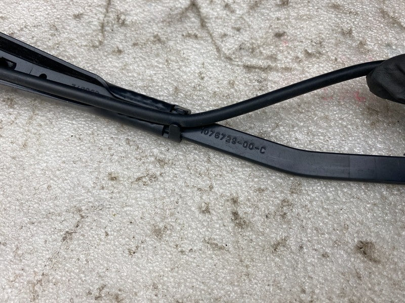 1076729-00-C ⭕ 2017-2022 Tesla Model 3 Front Windshield Wiper Arm & Blade Right 1076729-00-C