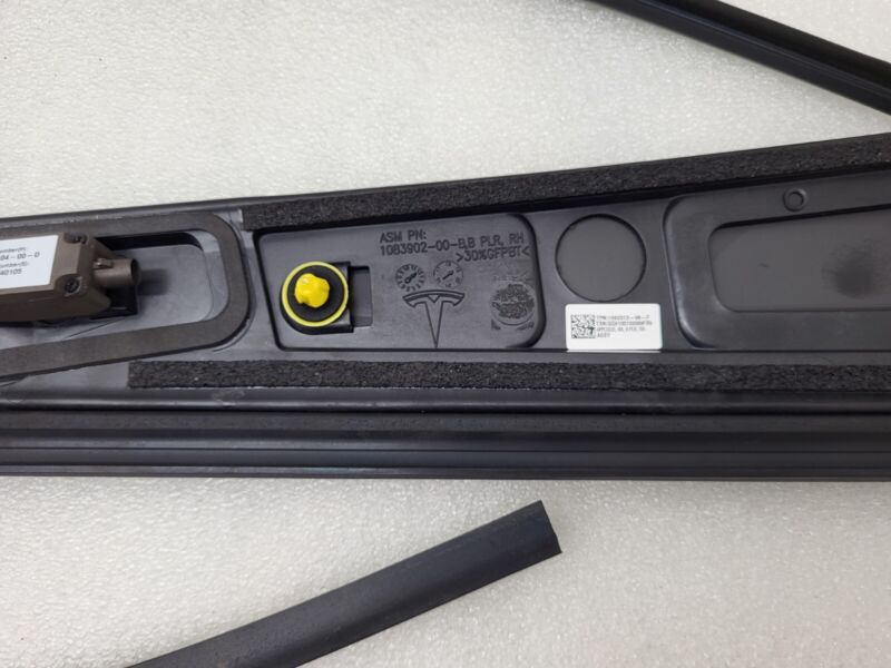 108390200B 16-20 Model X Right B-Pillar Applique Trim Molding w/ Camera & Seal 1092312-98-F