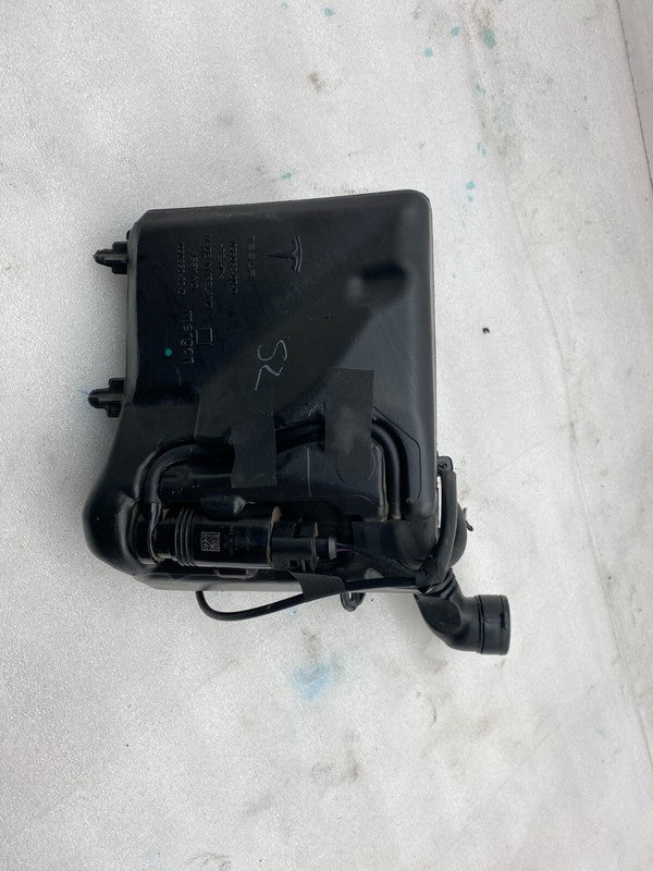 ⭕ 17-23 Model 3 Front Windshield Wiper Washer Reservoir Tank & Pump 10