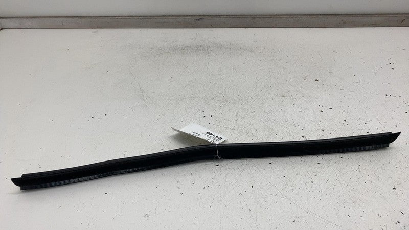 ⭕ 17-20 Maserati Levante Front Left Door Window Inner Weatherstrip Rub