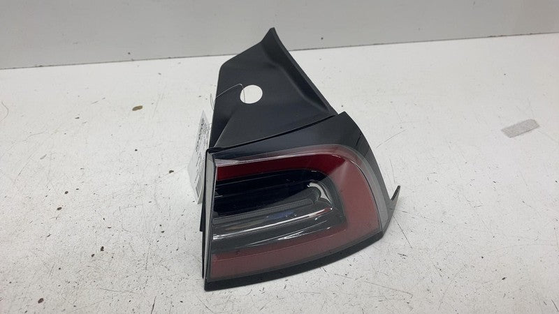 ⭕ 21-24 Model Y Rear Right Outer Exterior Taillight Tail Lamp 4-Pin 15