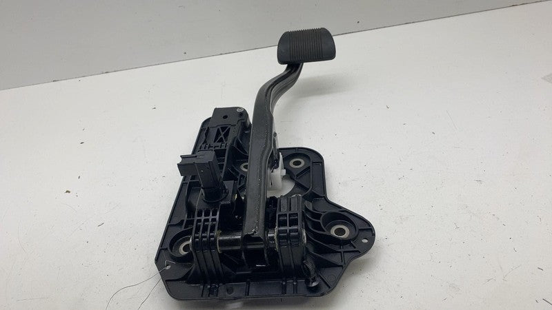 04581676AC ⭕ 17-24 Chrysler Pacifica Foot Brake Stop Pedal w/ Bracket Assembly 04581676AC