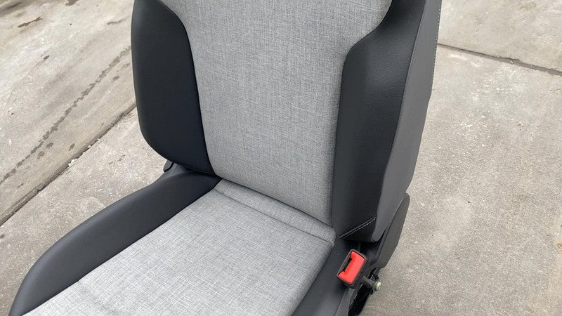 Front Seat VOLKSWAGEN ID4 25