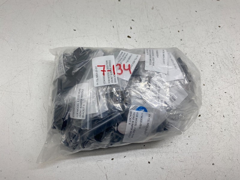 1734300 00 H ⭕ 24-26 Tesla Model 3 Front Center Bumper to Fender Bracket Right 1734300-00-H