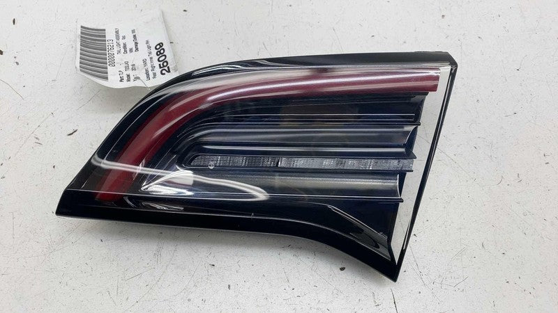 1077402-00-E ⭕ 2017-2023 Model 3 Rear Right Inner Taillight LED Tail Lamp 3-Pin 1077402-00-E