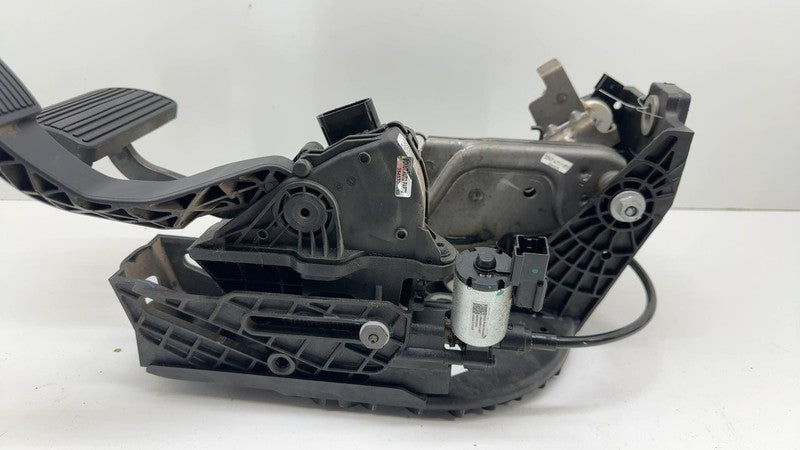 ⭕ 2016 Chevy Silverado 1500 Gas Accelerator and Brake Pedal Assembly 2