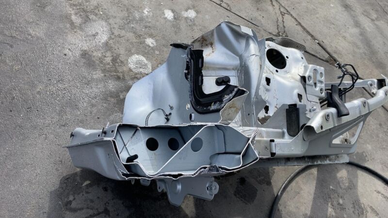 2011-2014 Porsche Cayenne Front Passenger Side Structural Apron Cutout Right RH