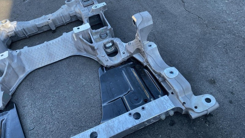 PT00613517-G ⭕ 2025 Rivian R1S Front Subframe Crossmember Undercarriage K-Frame PT00613517-G
