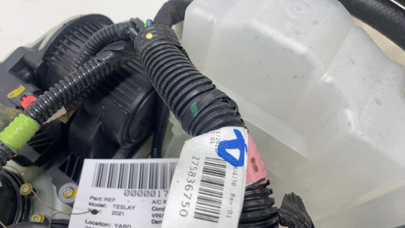 150202200E 20-23 Model Y Supermanifold Refrigerant Chiller + Coolant Reservoir 1549902-00-C