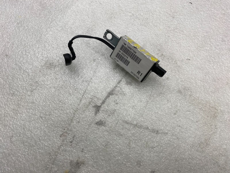 106387700A ⭕ 2016-2020 Tesla Model X MX Passenger Side Antenna Amplifier Right 1063877-00-A