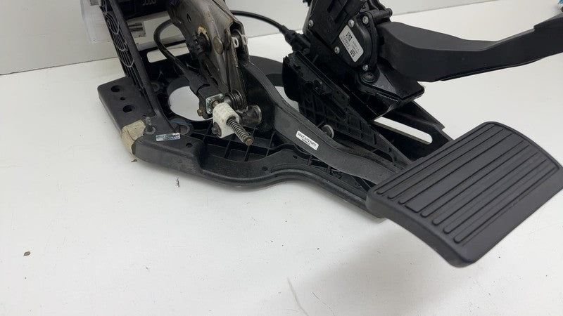 ⭕ 2016 Chevy Silverado 1500 Gas Accelerator and Brake Pedal Assembly 2