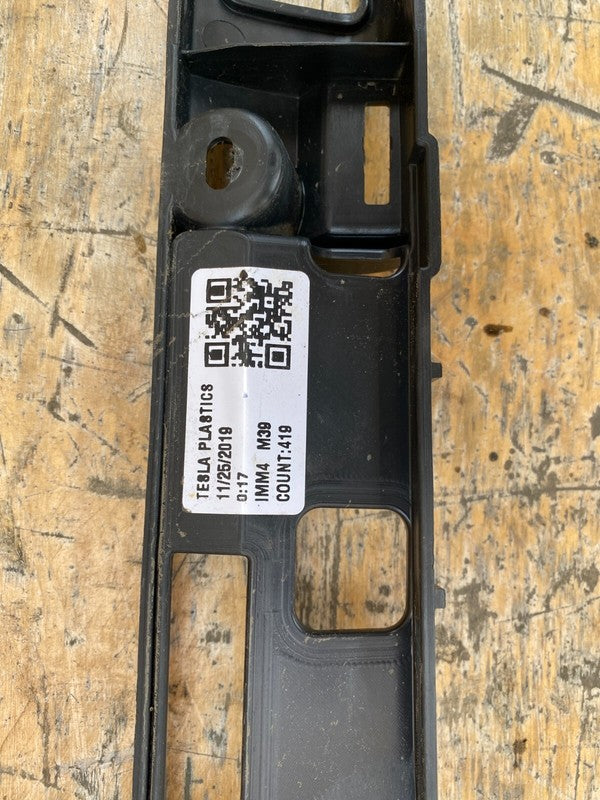 104669100B ⭕ 2016-2023 Tesla Model X Rocker Carrier Panel Trim Bracket Right 1046691-00-B