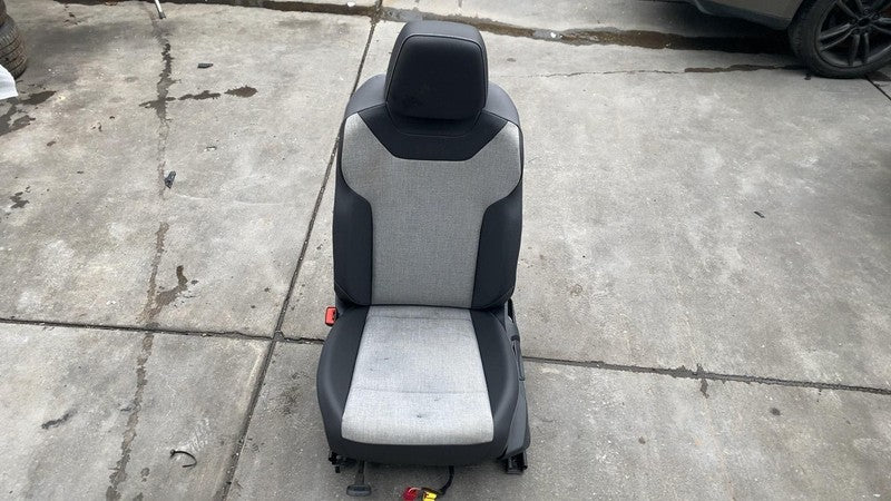 Front Seat VOLKSWAGEN ID4 25