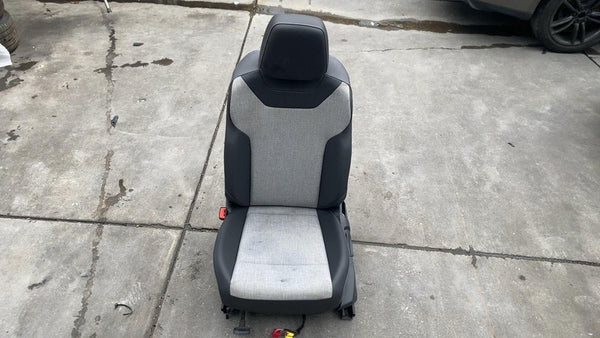 Front Seat VOLKSWAGEN ID4 25