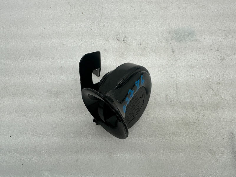 E1 0020046 ⭕ 2012-2020 Tesla Model S Seger High Pitch Tone Horn 12V 510 Hertz with Bracket