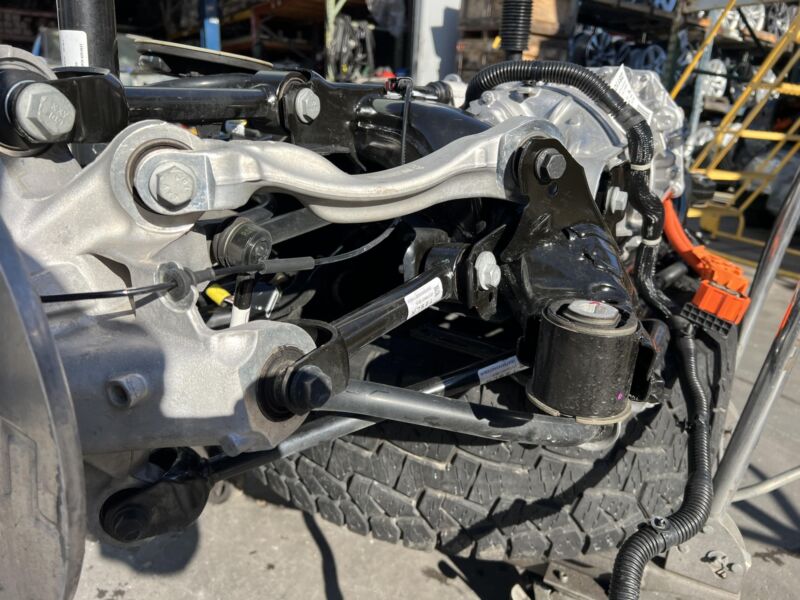 1120980-00-J 20-23 Tesla Model Y Electric Rear Drive Unit Performance w Subframe 1120980-00-J