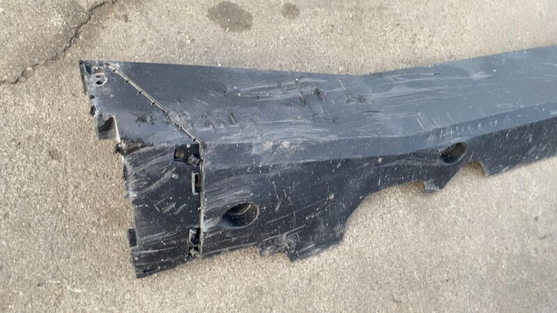 181660000C 2024-2025 Tesla Cybertruck Passenger Side Right Rocker Panel Molding RH Assembly