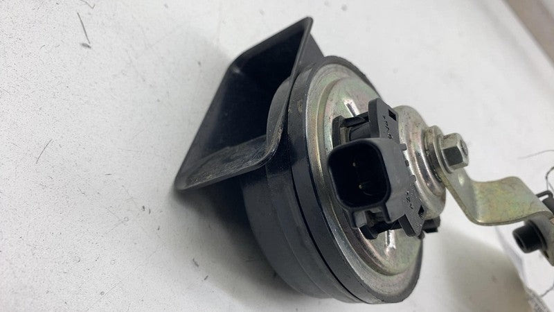 E3007042 2017-2020 Maserati Levante FIAMM Low Pitch Tone Horn Signal w/ Bracket Assembly