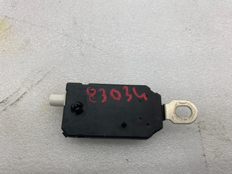 107973500A ⭕ 17-23 Tesla Model 3 Y Rear Left Antenna Amplifier AMP Radio FM LH 1079735-00-A