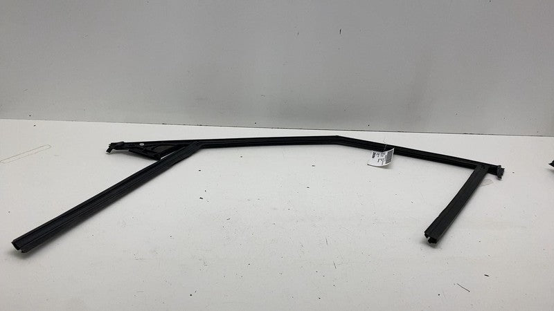 31108768 ⭕ 2021-2023 Polestar 2 Front Right Door Upper Weatherstrip Rubber Seal 31108768