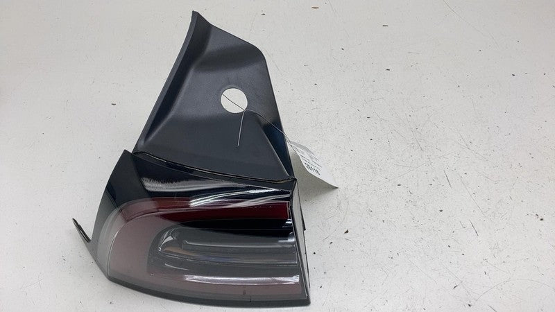 ⭕ 17-22 Model 3 Rear Left Outer Exterior Taillight Tail Lamp 3-Pin 107