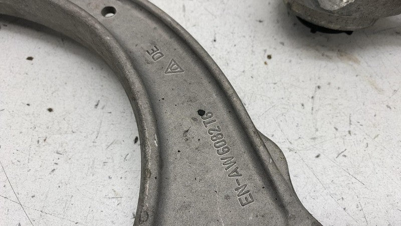 2018-2020 BMW 530e Front Right Spindle Knuckle w/ Upper & Lower Contro