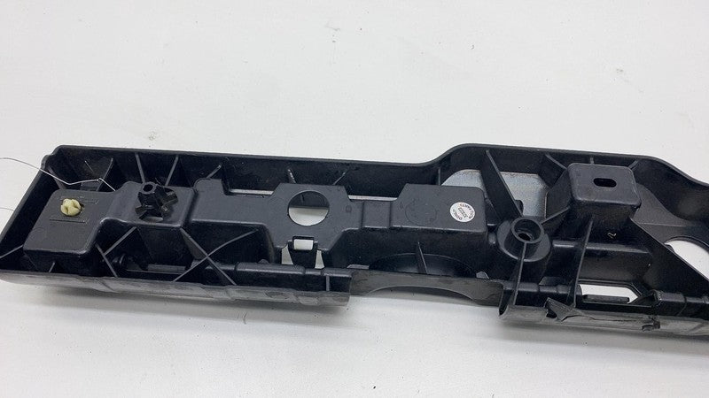 ⭕ 18-22 BMW 530e Right Center Skirt Rocker Molding Panel Support Mount