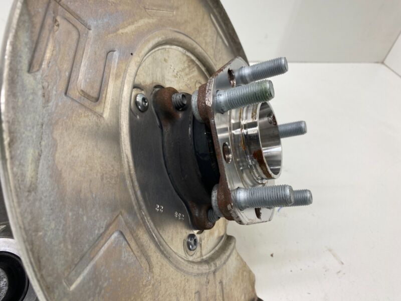 118841600F 20-24 Model Y Rear Right Spindle Knuckle w/ Wheel Hub & Dust Shield 1188416-00-F