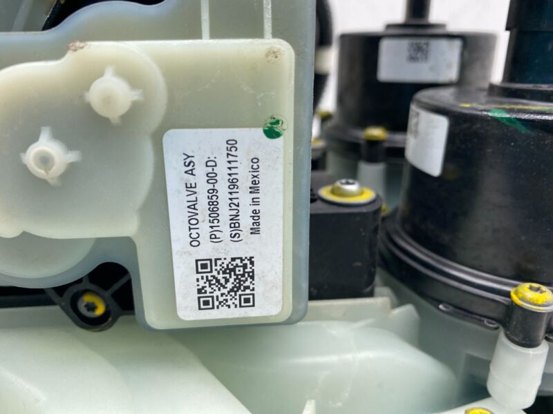 1506803 00 F 20-24 Model Y Supermanifold Refrigerant Chiller & Coolant Reservoir 1506803-00-F