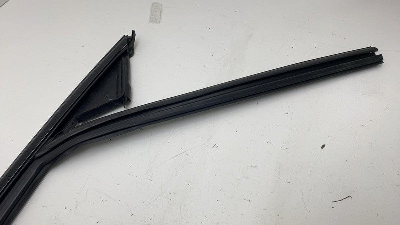 31108768 ⭕ 2021-2023 Polestar 2 Front Right Door Upper Weatherstrip Rubber Seal 31108768