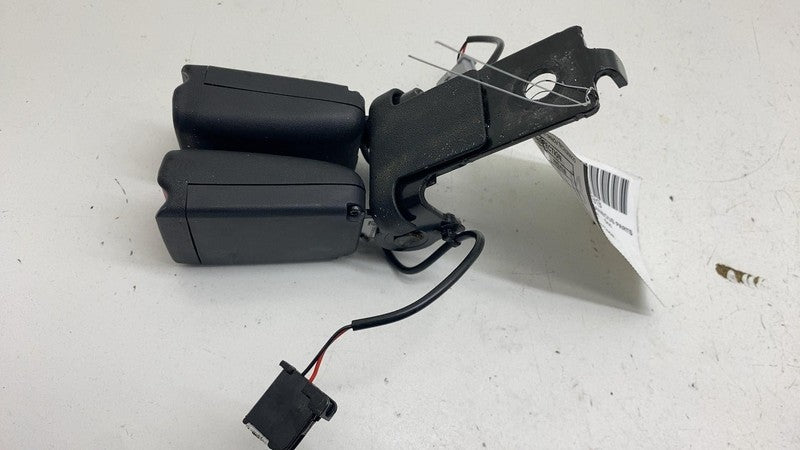 PT00040140C ⭕ 2022-2025 Rivian R1S Rear 3rd Row Center Seat Belt Safety Buckle PT00040140C