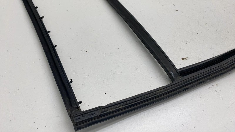 PT00002210 ⭕2022-2025 Rivian R1S Front Left Door Window Weatherstrip Run Channel PT00002210