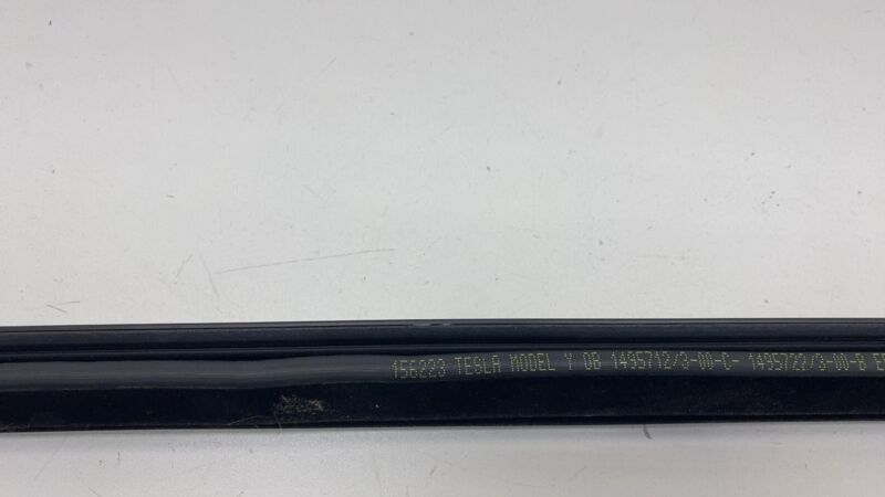 149571200C ⭕ 20-24 Tesla Model Y Rear Left Door Window Outer Belt Seal Molding 1495712-00-C