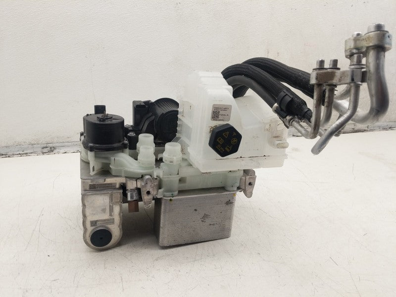 1506859 97 D 20-23 Model Y Supermanifold Refrigerant Chiller + Coolant Reservoir 1549902-00-C