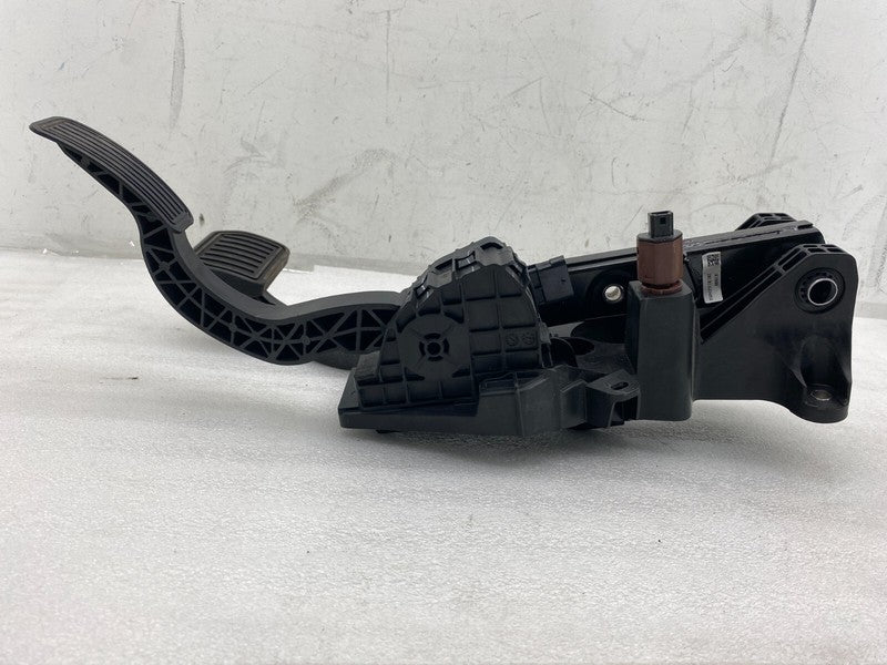 118869100B ⭕ 2020-2023 Tesla Model Y Accelerator and Brake Pedal Pad Assembly 1188691-00-B