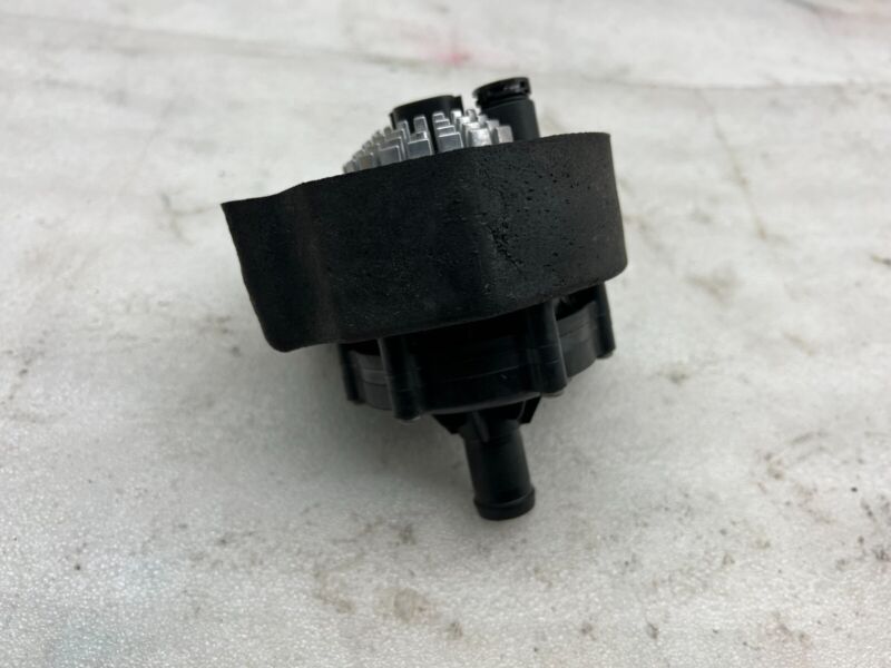 1067473 00 G 2012-2020 Tesla Model S Coolant Water Pump Assembly Foam Isolated 1067473-00-G