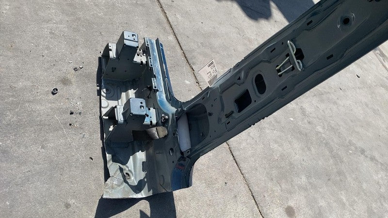 ⭕ 2024 Porsche Cayenne Right Center B-Pillar Body Rail Frame Structural Cut Out