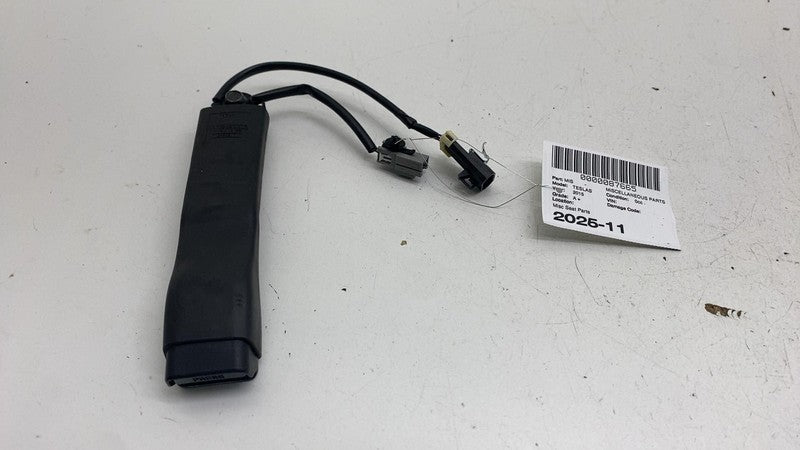 ⭕ 12-20 Model S Front Passenger Side 1st Row Seatbelt Buckle Right 100