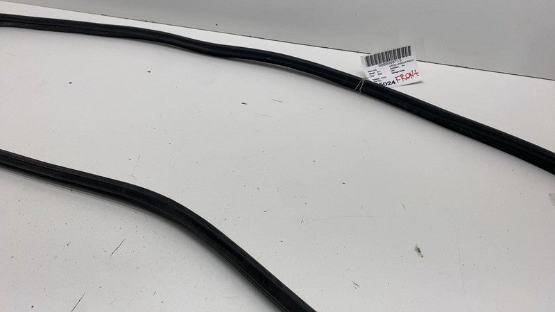 ⭕ 2022-2024 Rivian R1T Front Left or Right Door Body Weatherstrip Rubber Seal