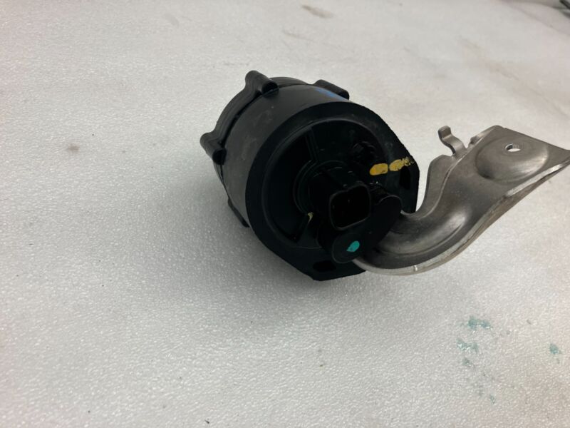 2016-2020 Tesla Model X MX Cooling System Auxiliary Coolant Water Pump Assembly