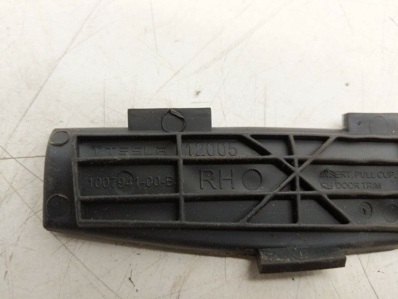 1007941-00-B ⭕ 12-20 Model S Front or Rear Right Door Trim Panel Pull Cup Insert 1007941-00-B