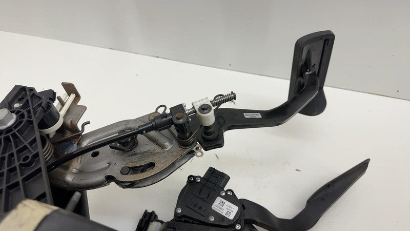 ⭕ 2016 Chevy Silverado 1500 Gas Accelerator and Brake Pedal Assembly 2